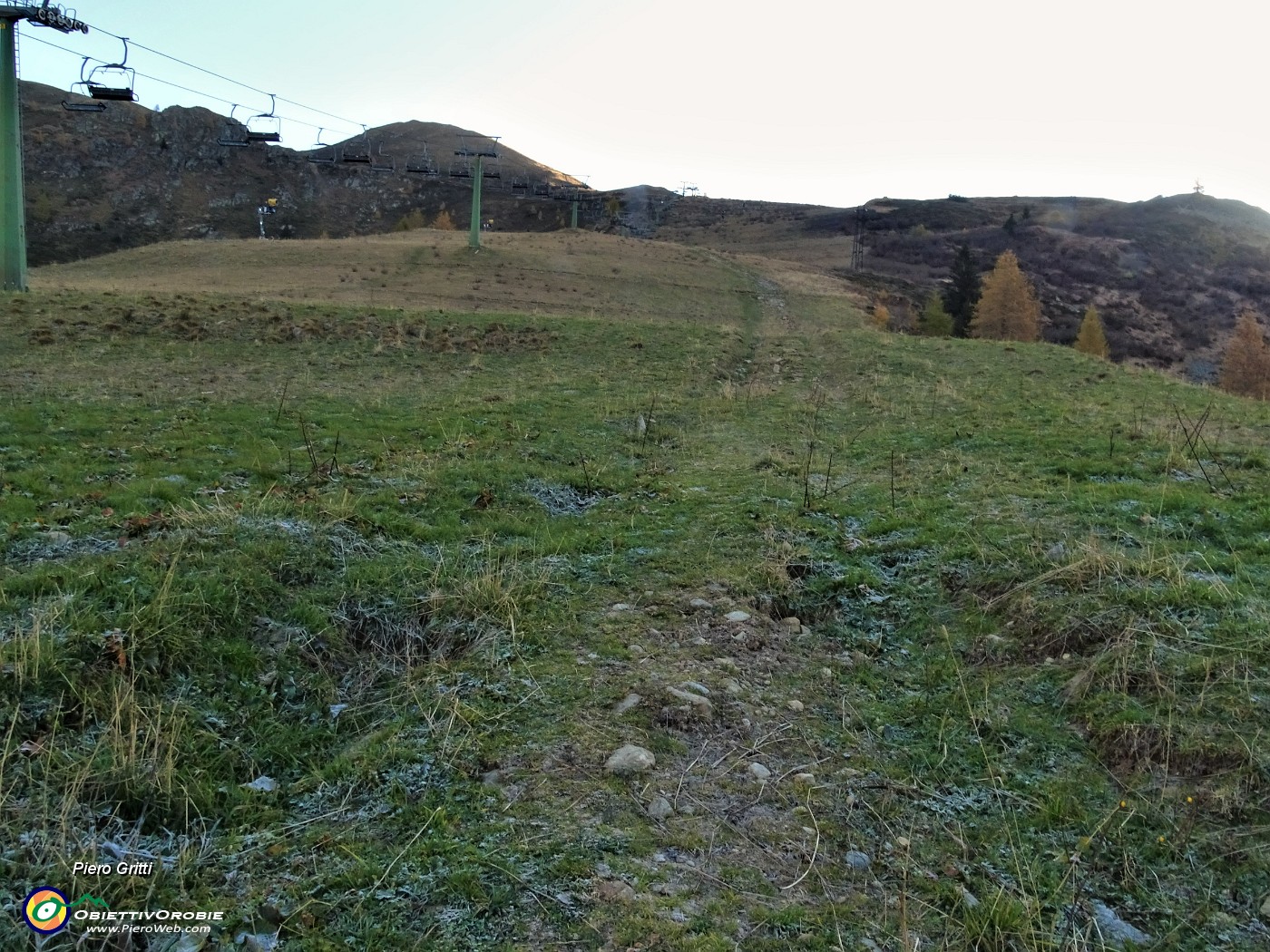 10 Risalgo  in direttissima sul  sedime erboso della pista di sci fino alla Costa del Montebello ( Rif. Terrazza Salomon)l.JPG